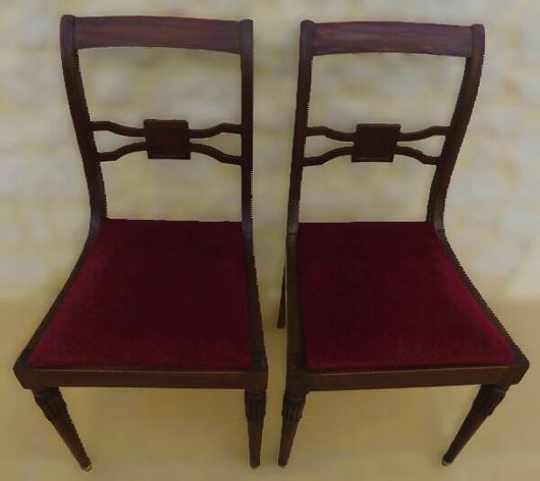 2 chaises de style en bois massif avec assise tissus velours rouge