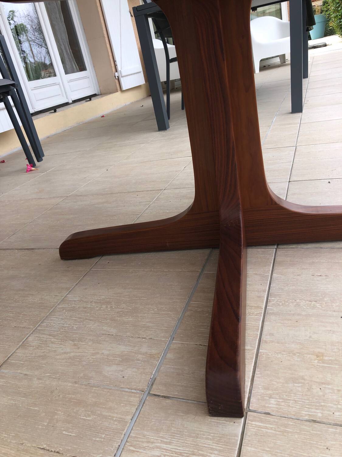 Baumann extendable round table