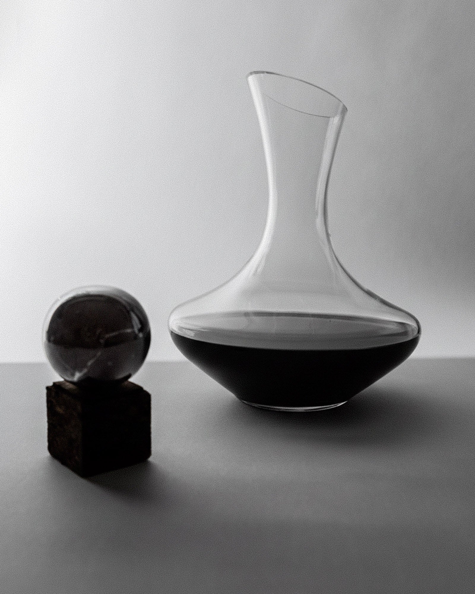 Carafe à vin vintage des années 1990, corps en verre arrondi avec sphère en marbre et bouchon cube en liège