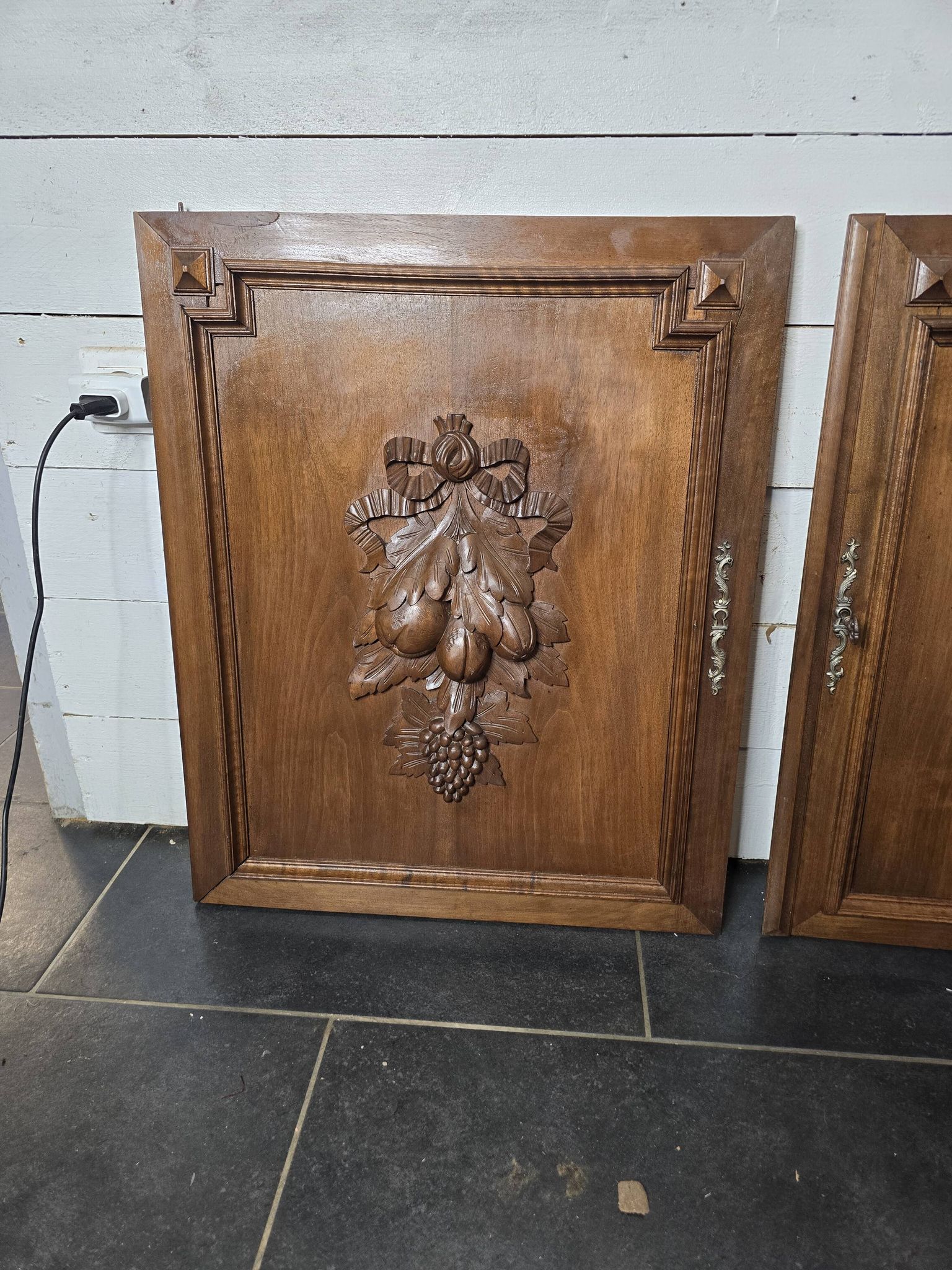 Paire de portes en bois sculpté en noyer