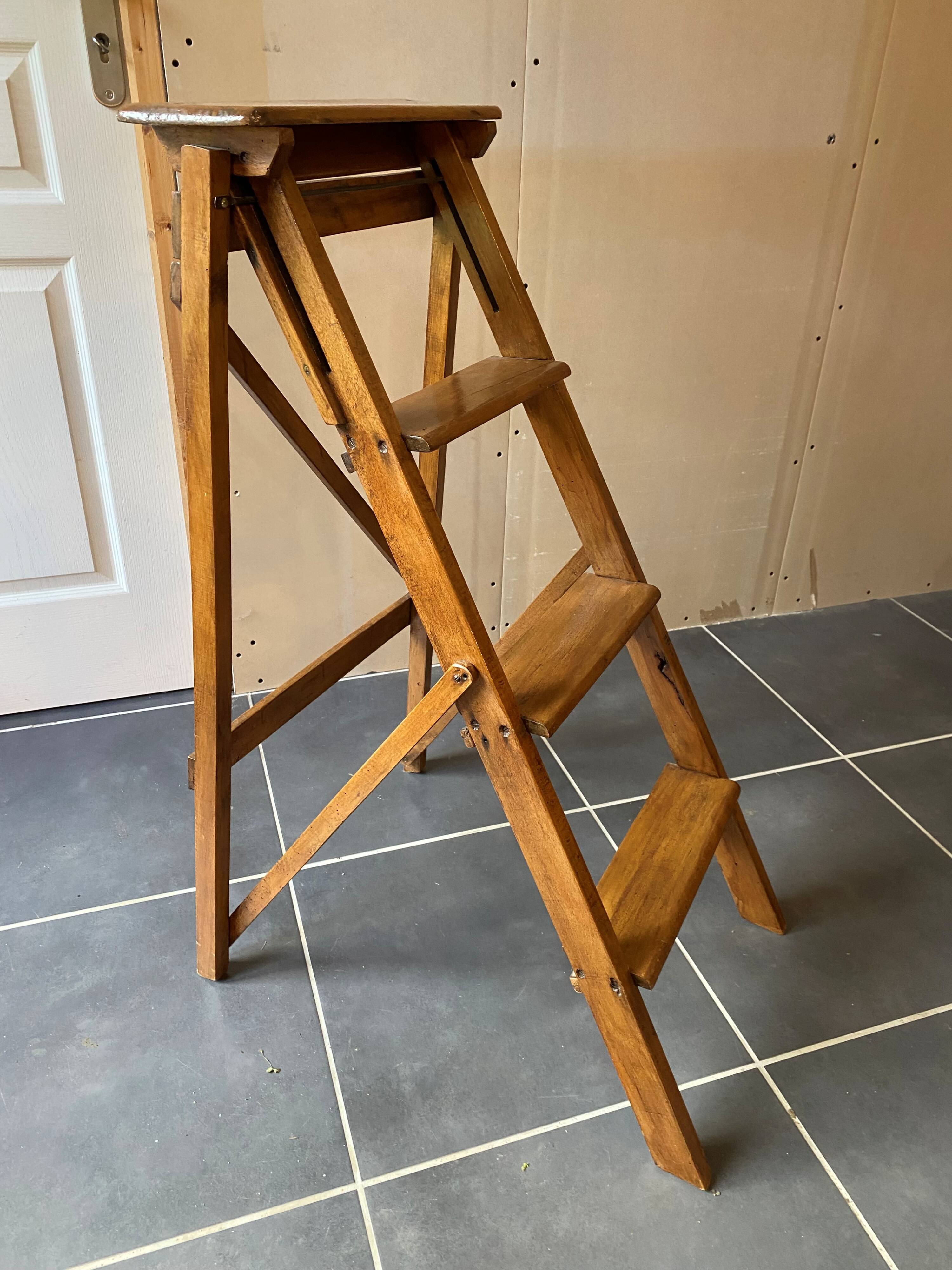 Ancien escabeau pliable peintre d’atelier à 4 marches en bois années 40