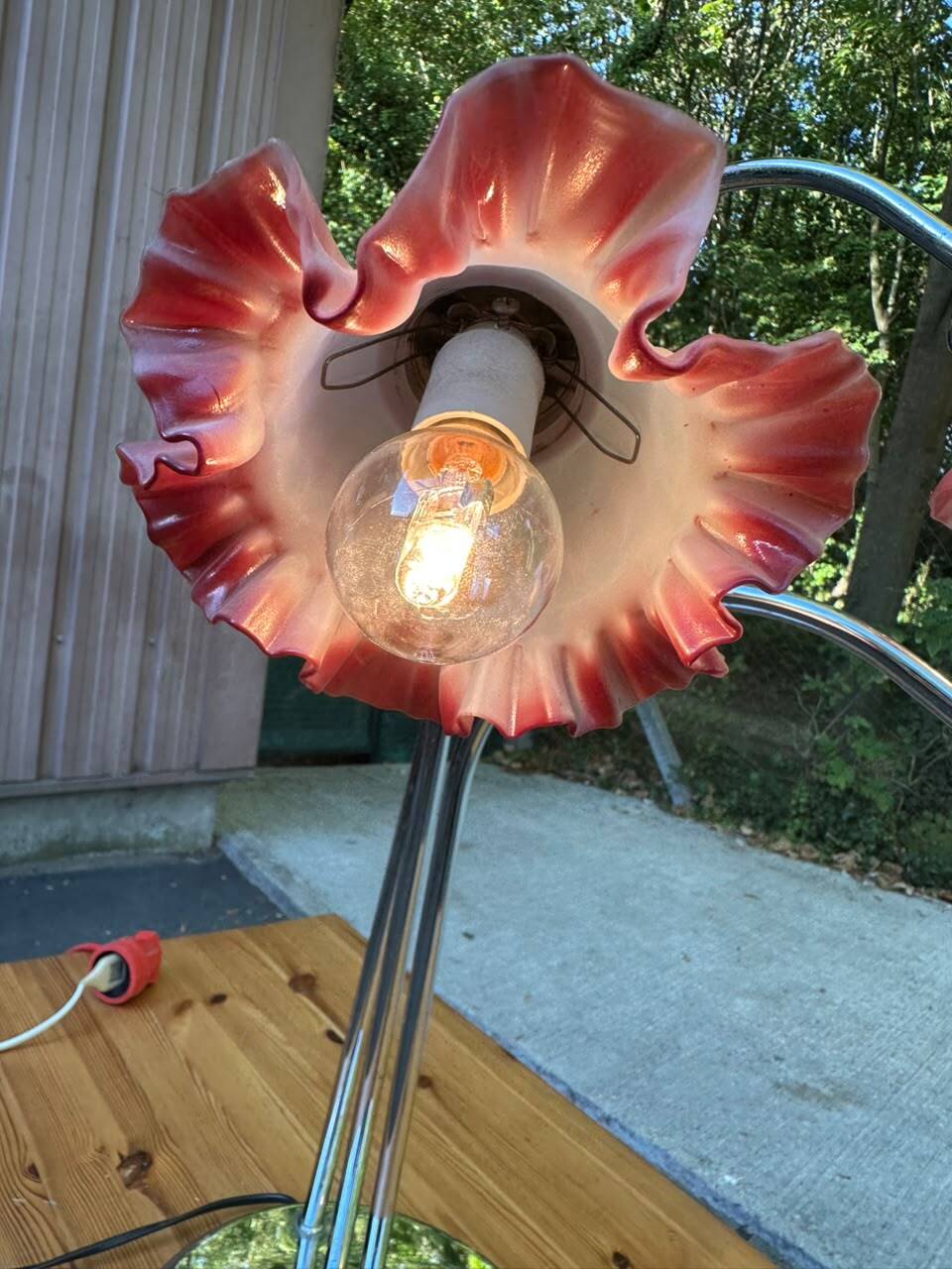 Hollywood Regency flower lamp in chrome steel and glass from the 1970s.