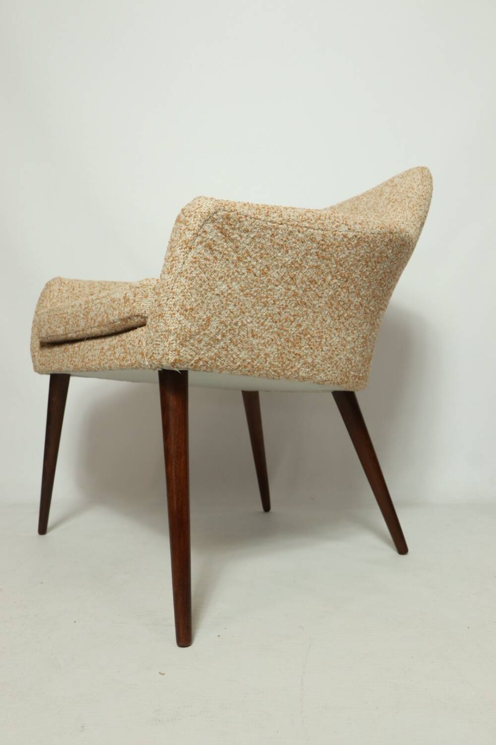 Modern fauteuil en bois orange polka dot bouclé tissus 1960 cocktail fauteuil de salon