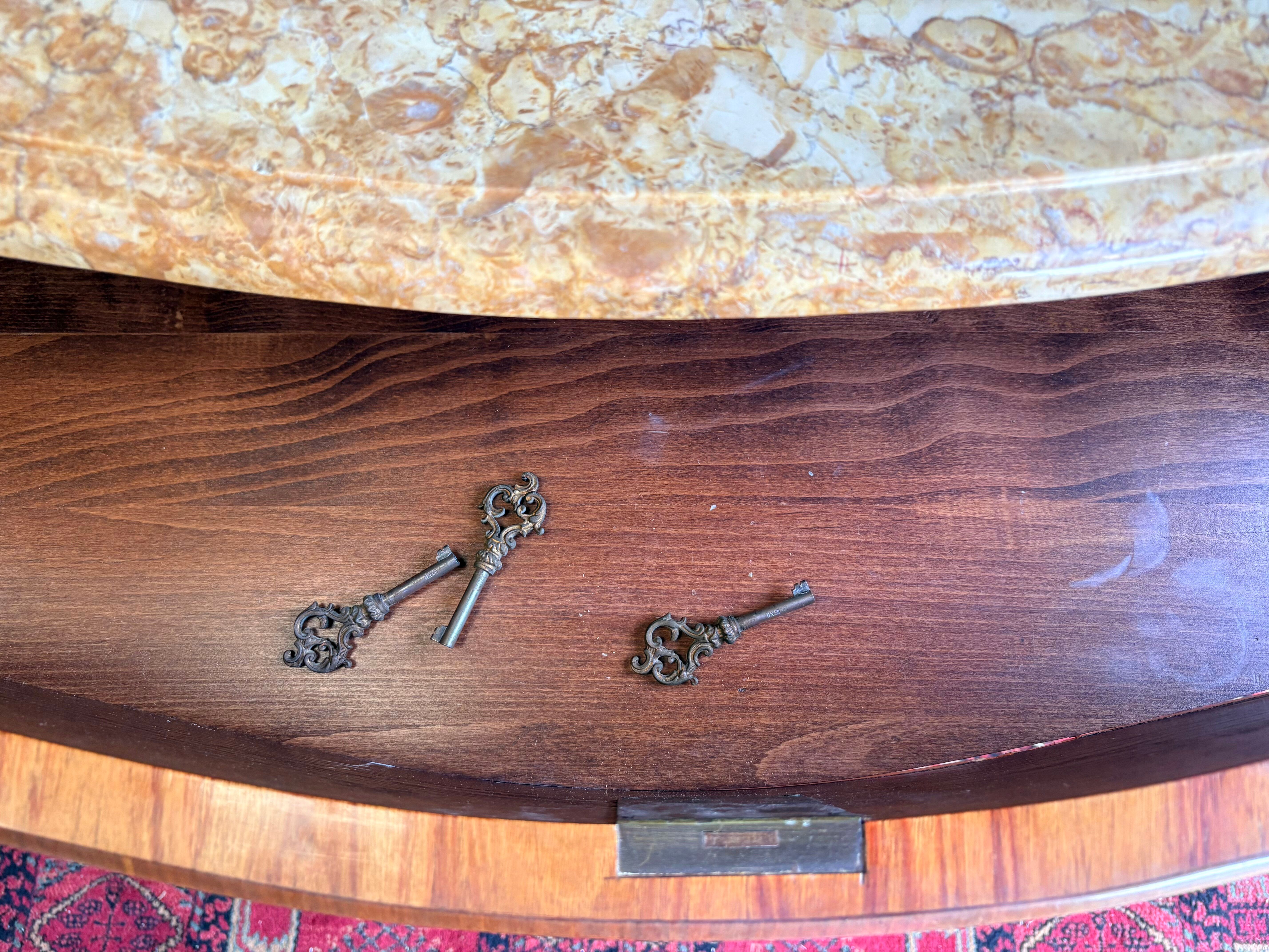 Commode galbée en marqueterie de style Louis XV, signée Marquant