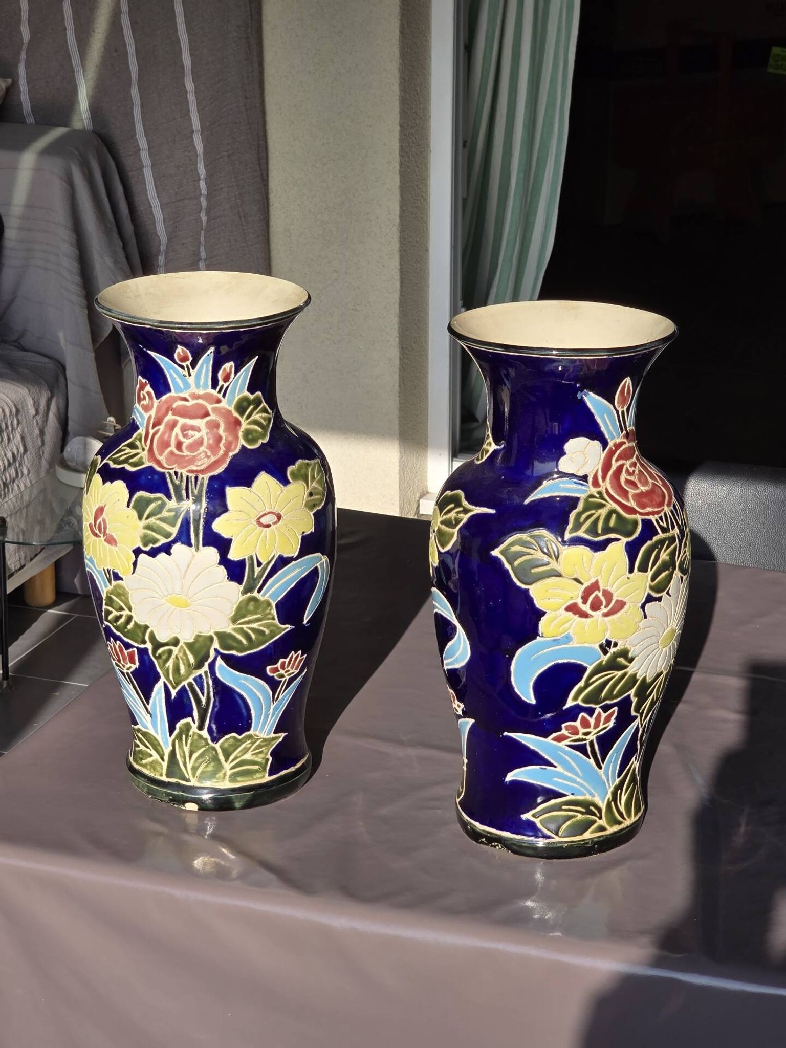 Pair of Dien Thao cobalt blue vases, 20th century.