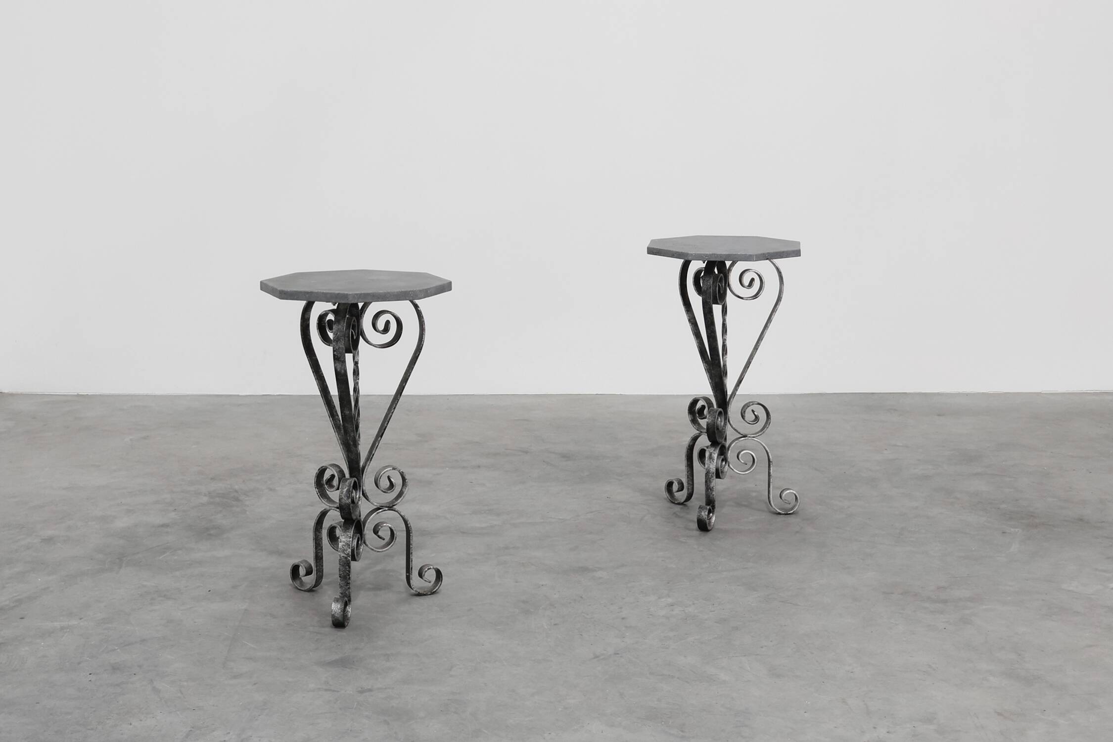 Paire de consoles françaises en fer forgé avec plateaux en pierre bleue belge, années 1950