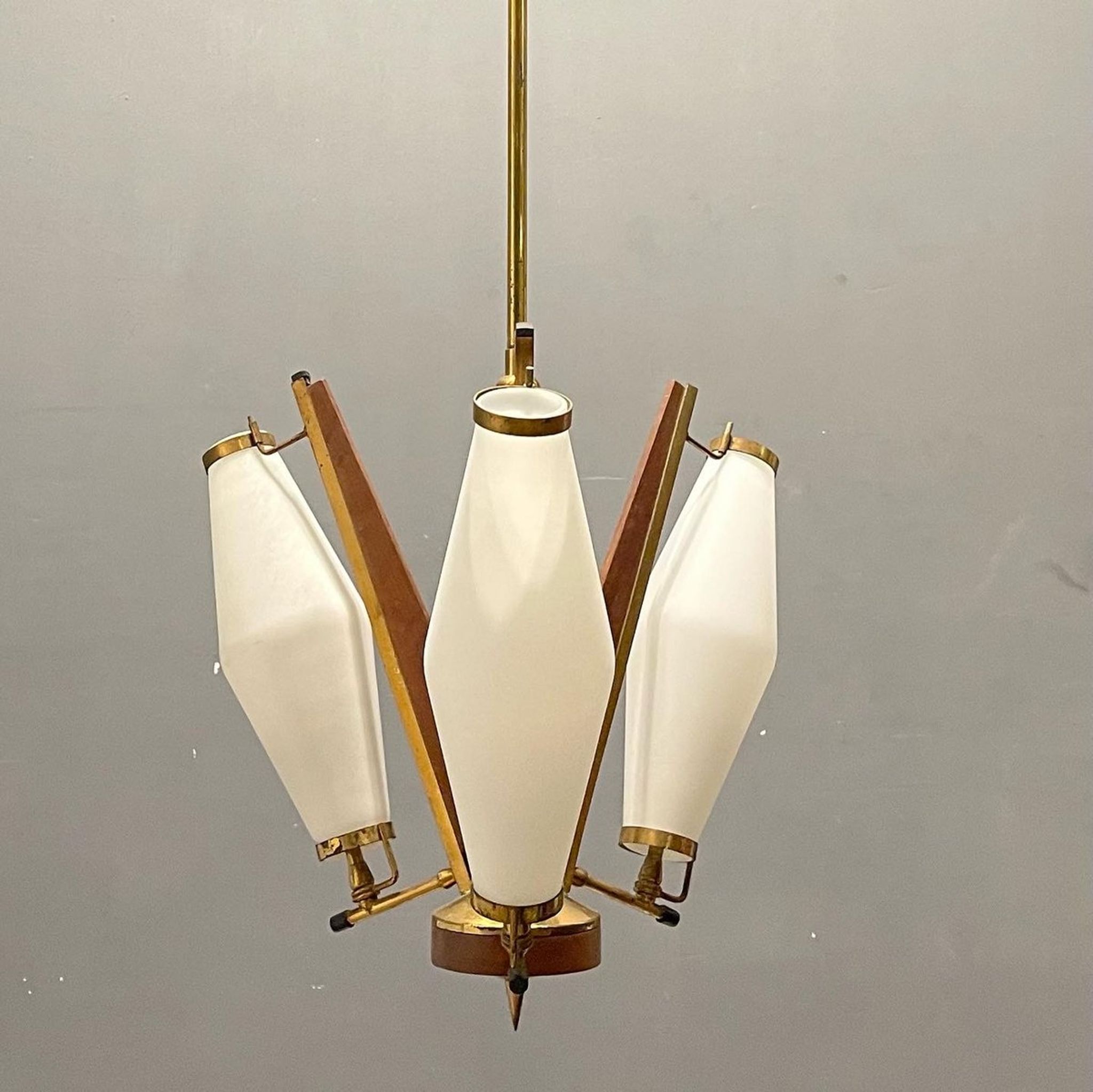 Suspension italien en verre opalin des années 1950