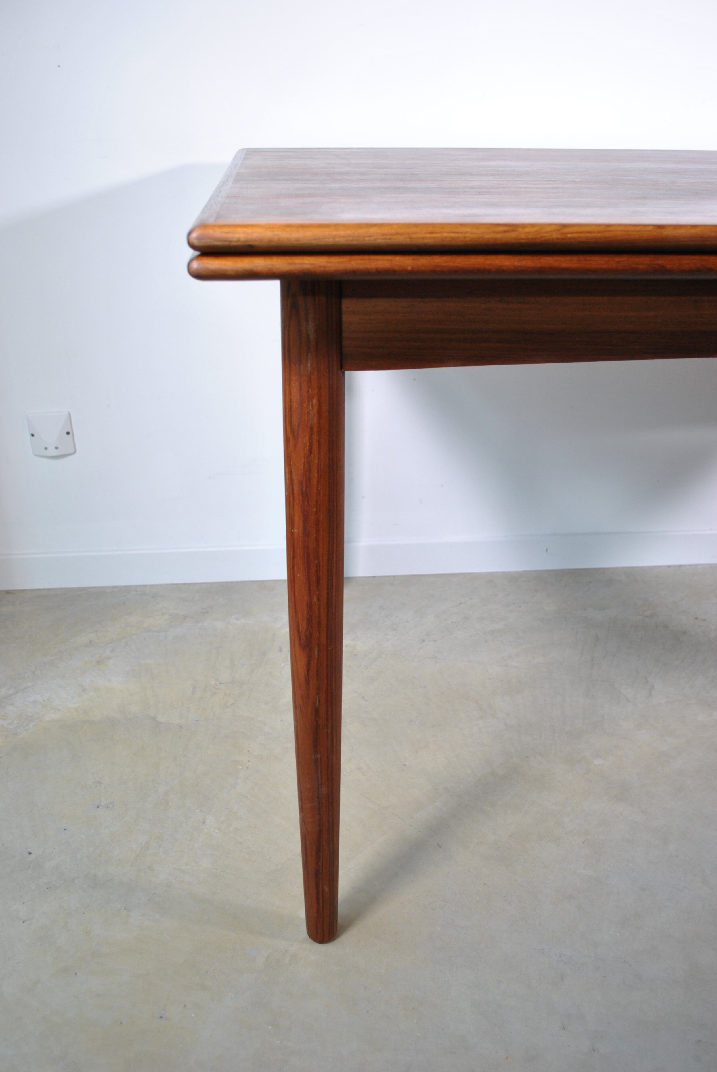 Extendable rosewood dining table year 60