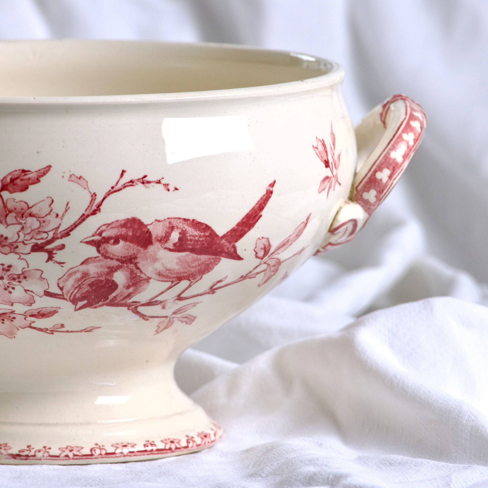 Salad bowl, soup tureen in pink ironware Sarreguemines "Favori" service, 19th century