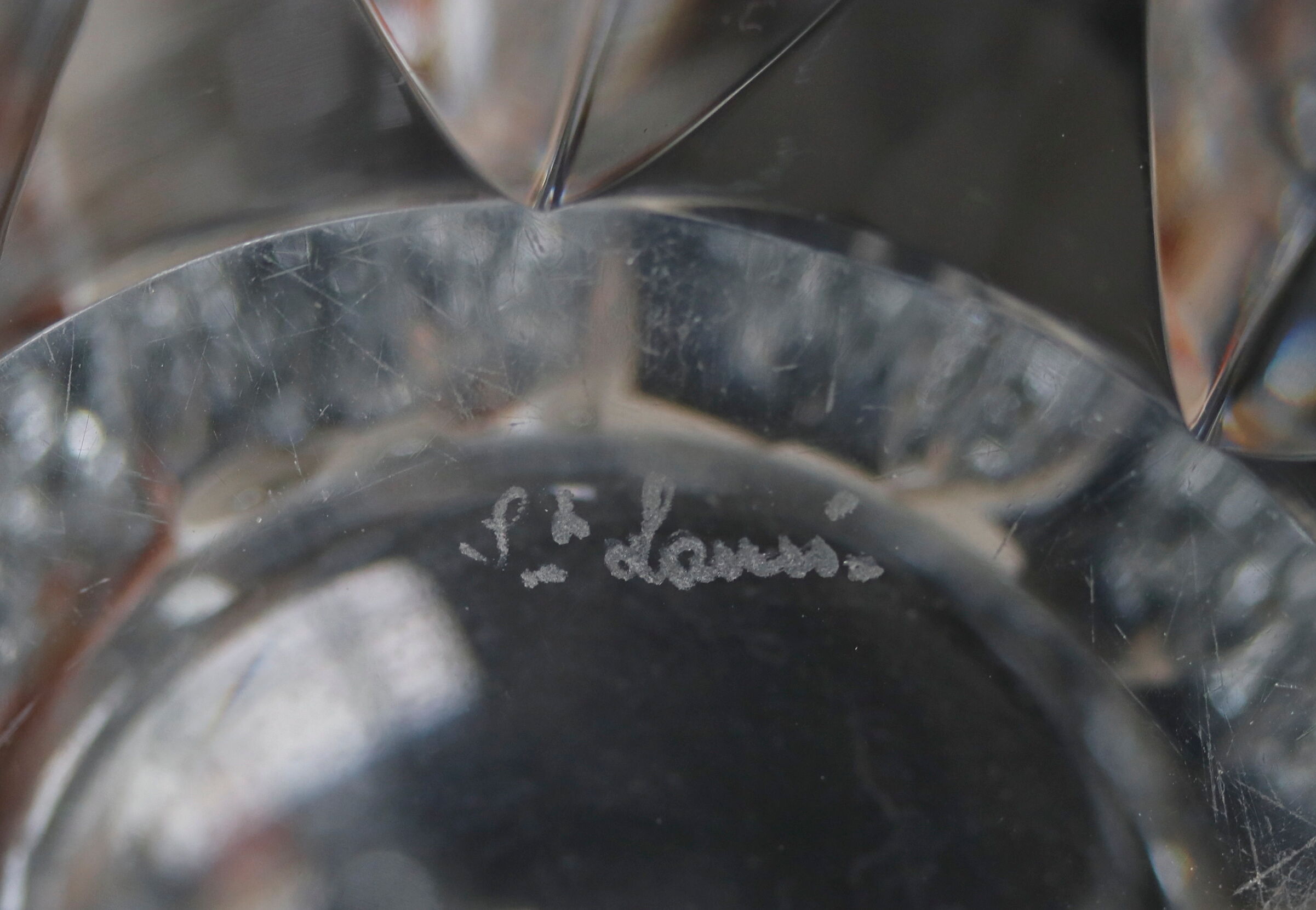 Large crystal vase carved with shuttle decoration. St. Louis. Art Deco.