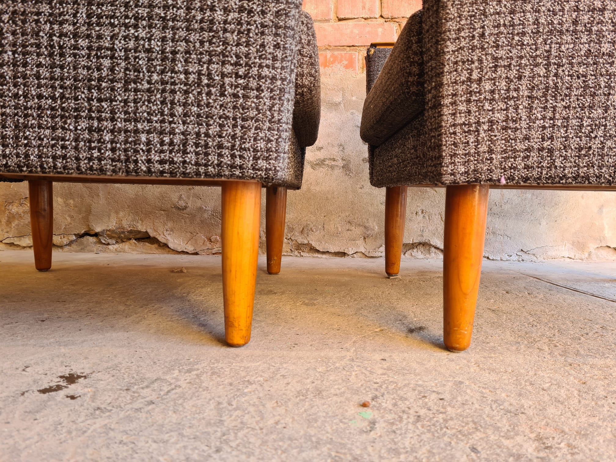 Paire de fauteuils club 70"