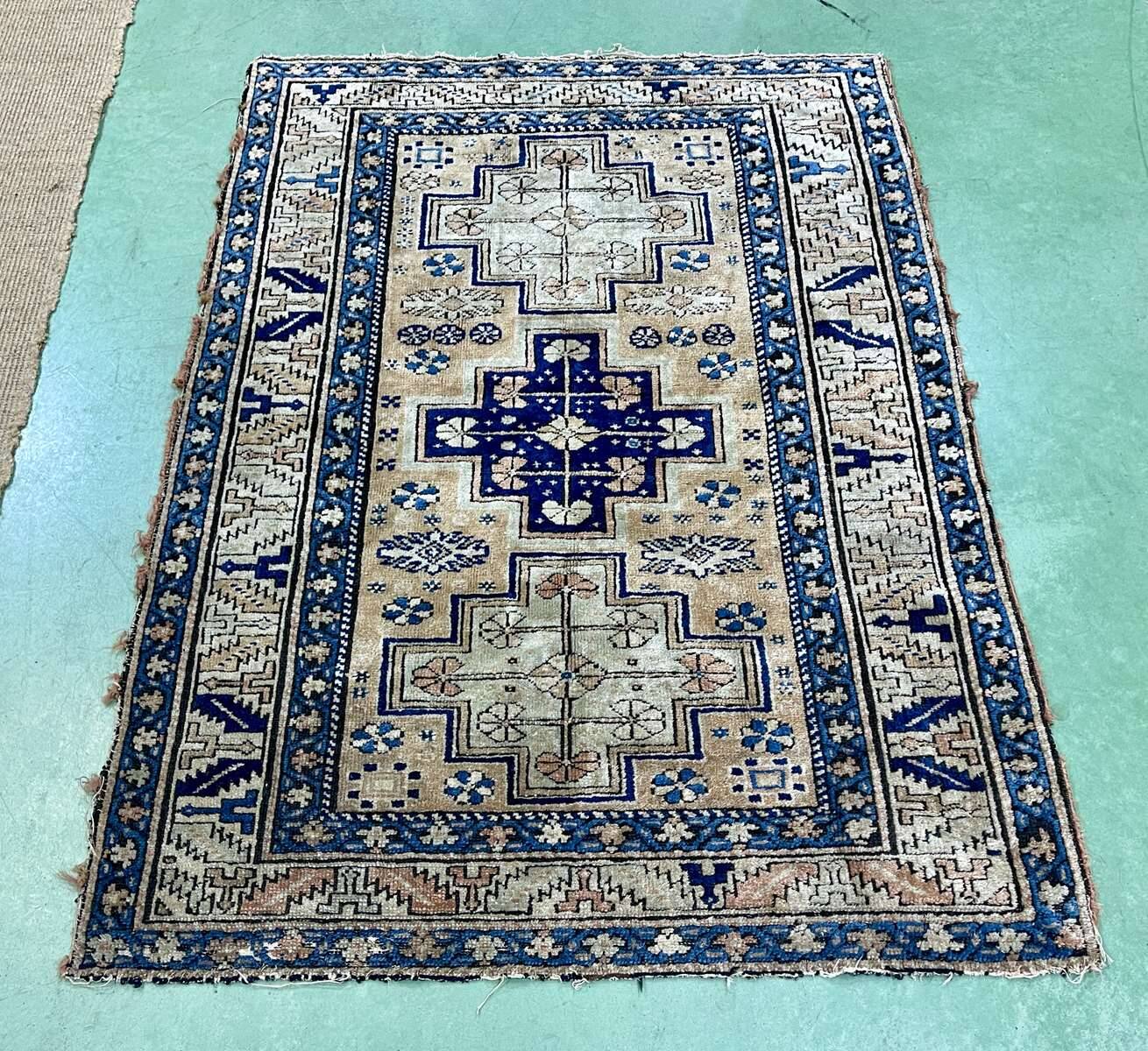 Handmade Persian Wool Rug - 1m40x1m03
