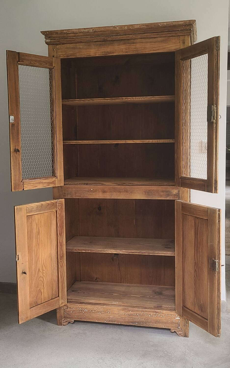 Wooden mesh linen cupboard