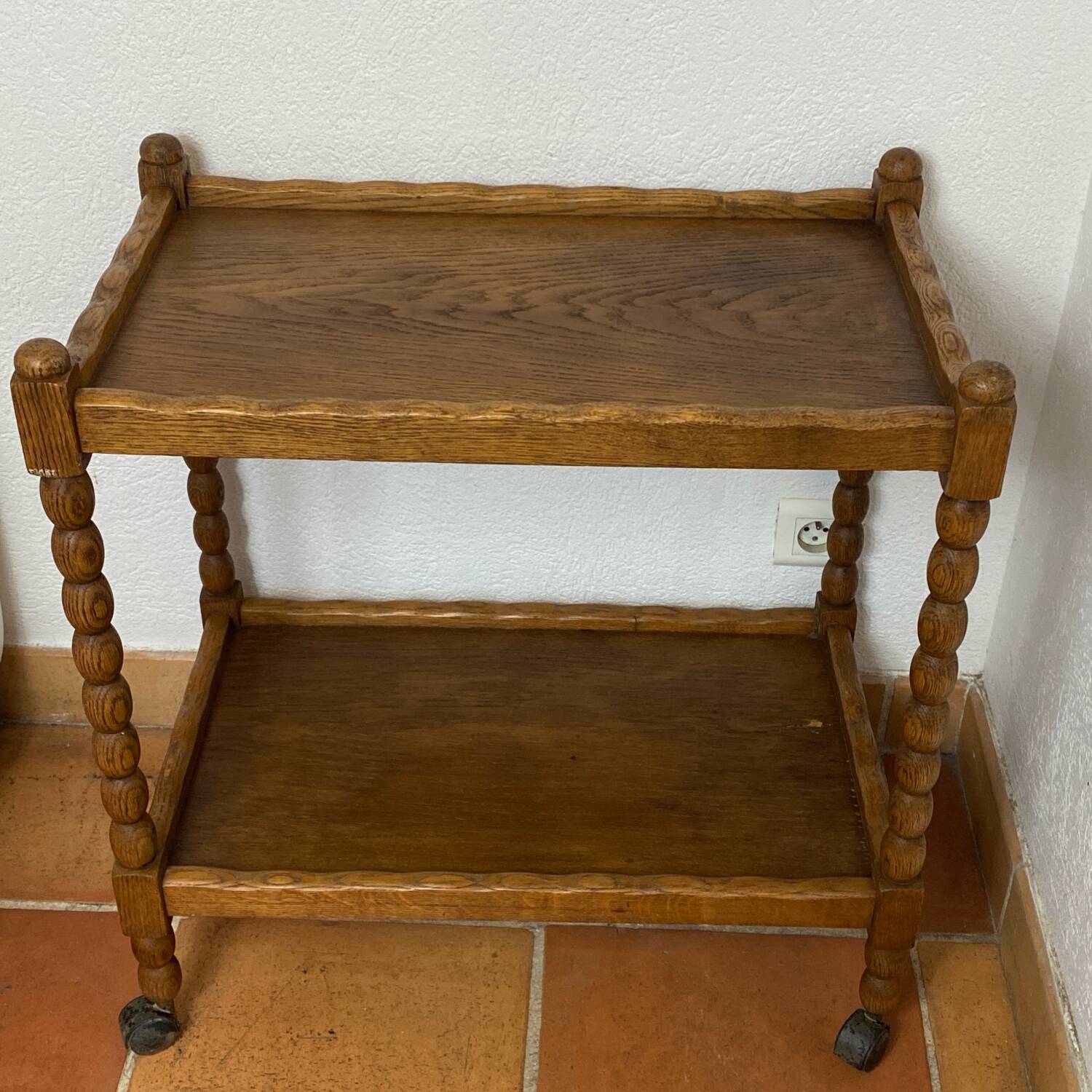 Desserte à roulettes en bois touné