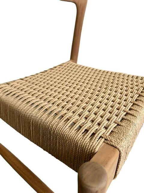 Chaise en bois massif avec assise tressée