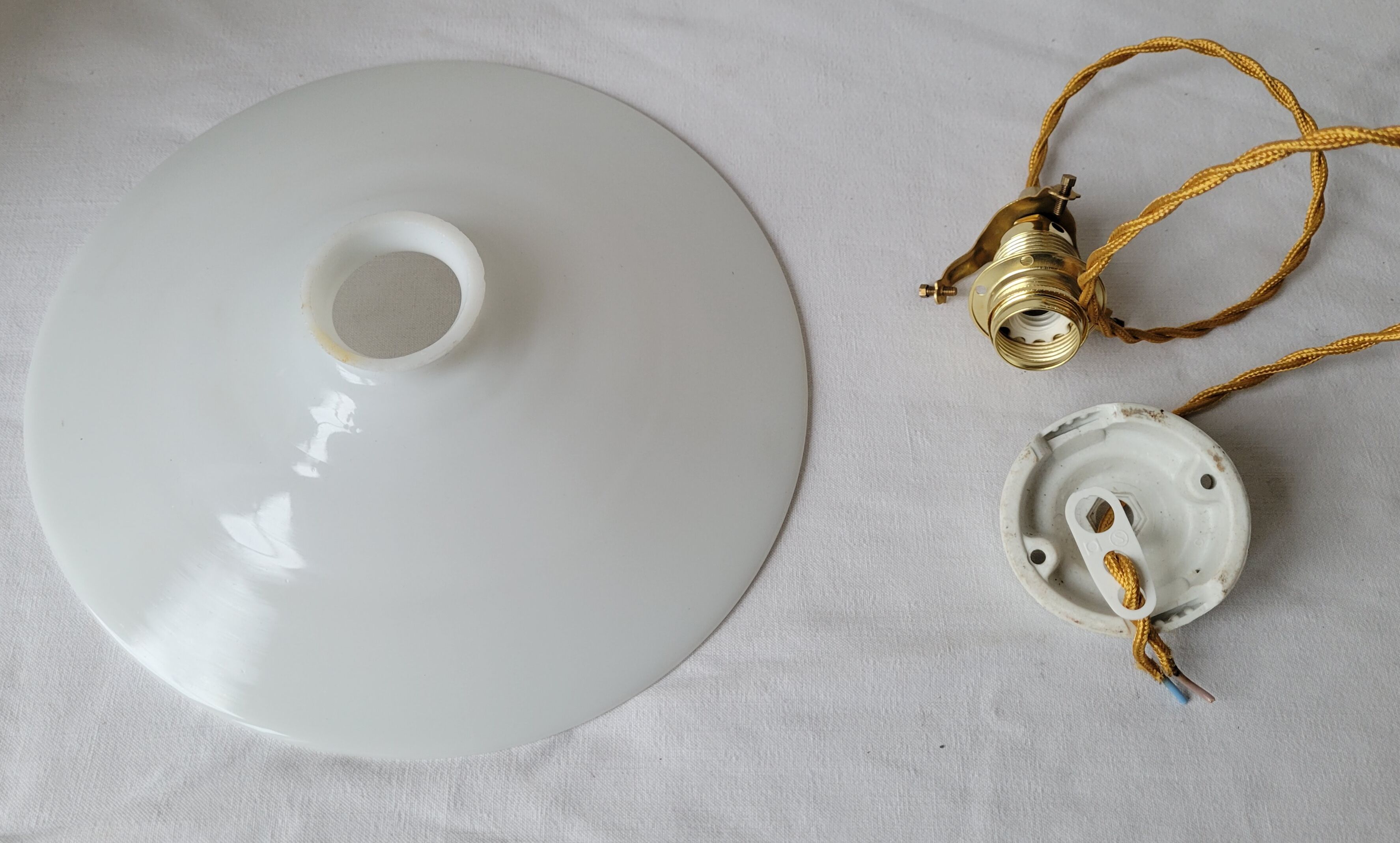 White opaline suspension