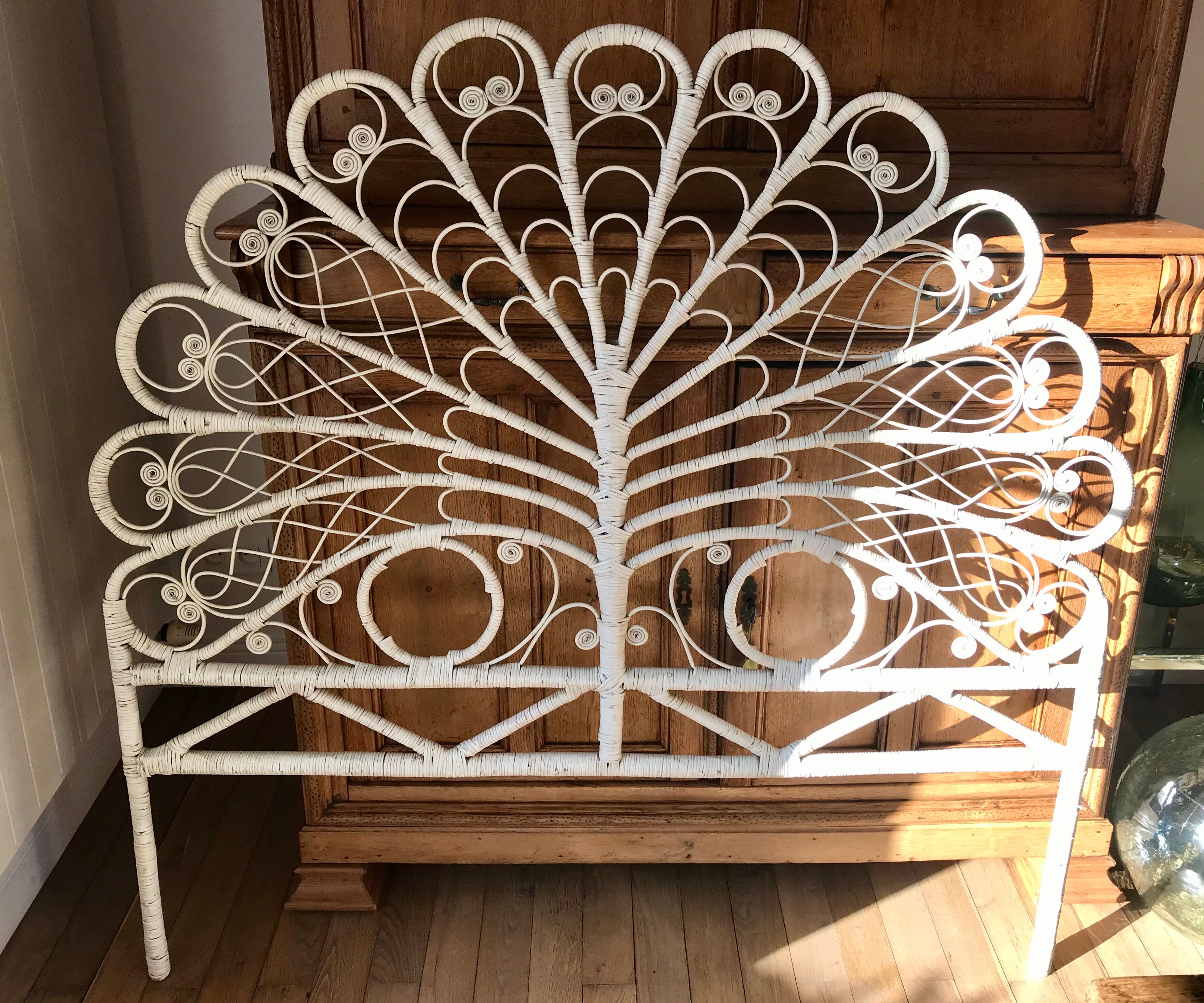 Rattan headboard & white wicker peacock tail décor 50-60s