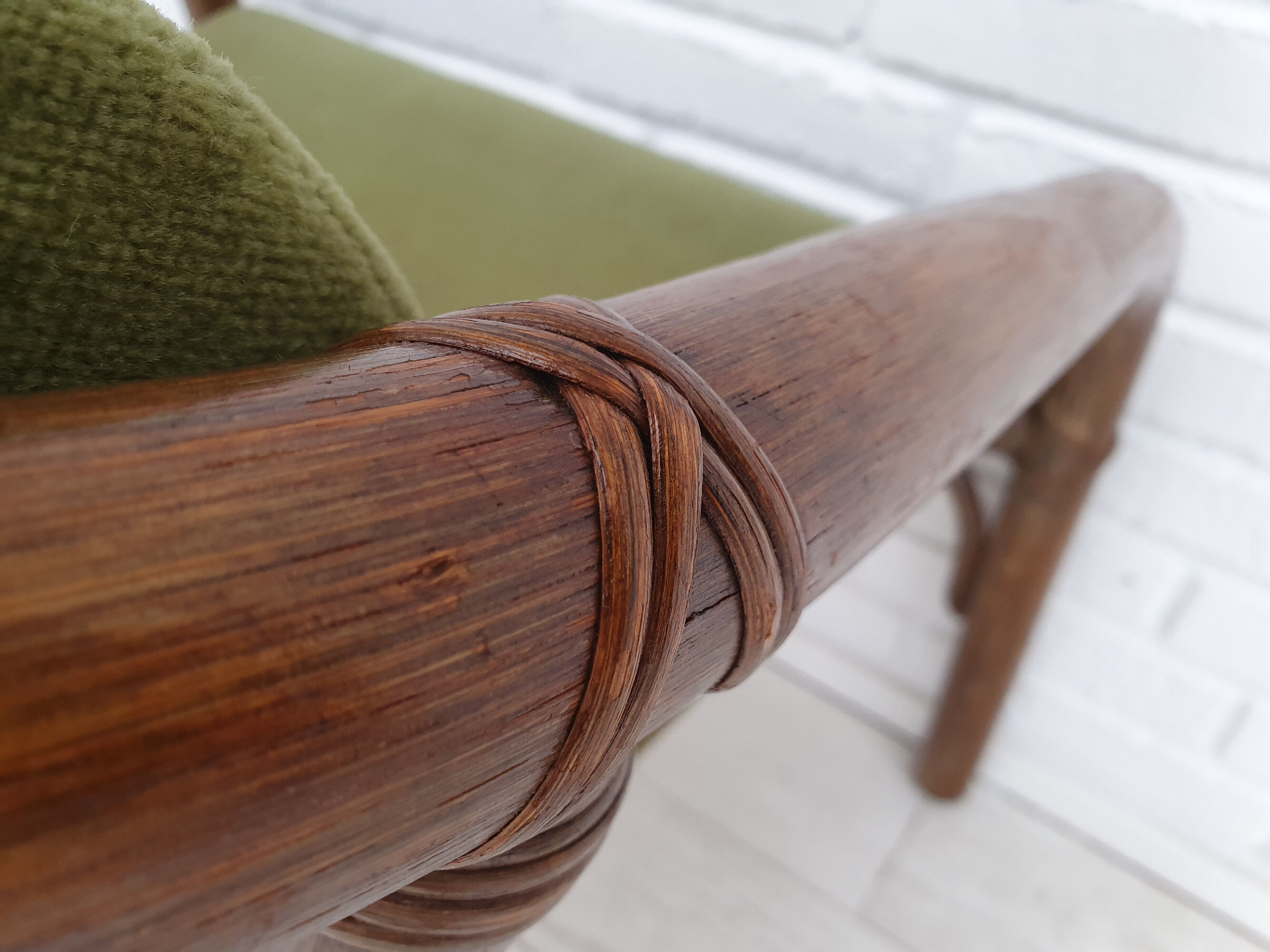 Fauteuil danois, rotin, velours, années 70