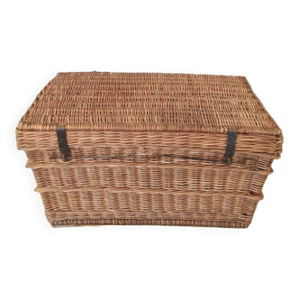 Wicker trunk