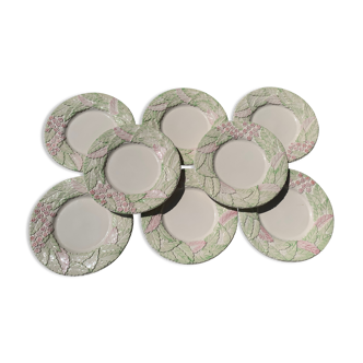 8 assiettes en barbotine