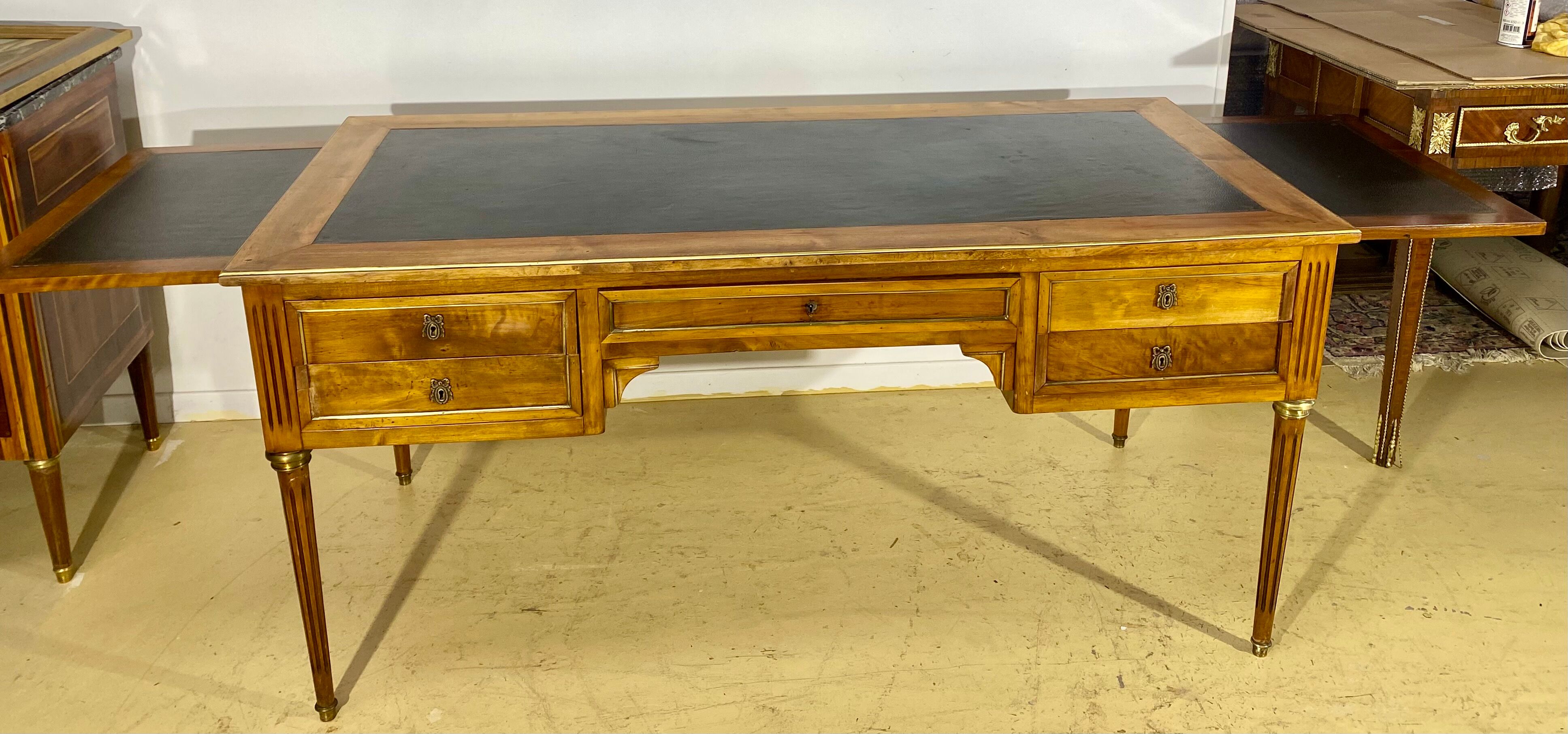 Louis XVI style desk in walnut veneer and brass fillets
