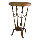 Arrow-mounted pedestal table