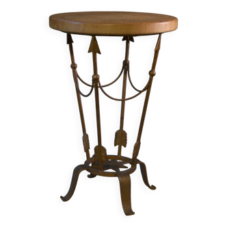 Arrow-mounted pedestal table