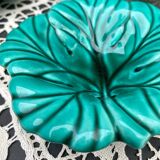 Salad bowl and small bowls in leaf-shaped slipware