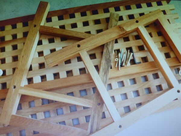 Table basse de salon en bois avec étagères ajourées, porte-plantes jardin.