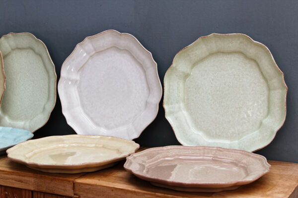 Lot de 9 assiettes de présentation multicolores