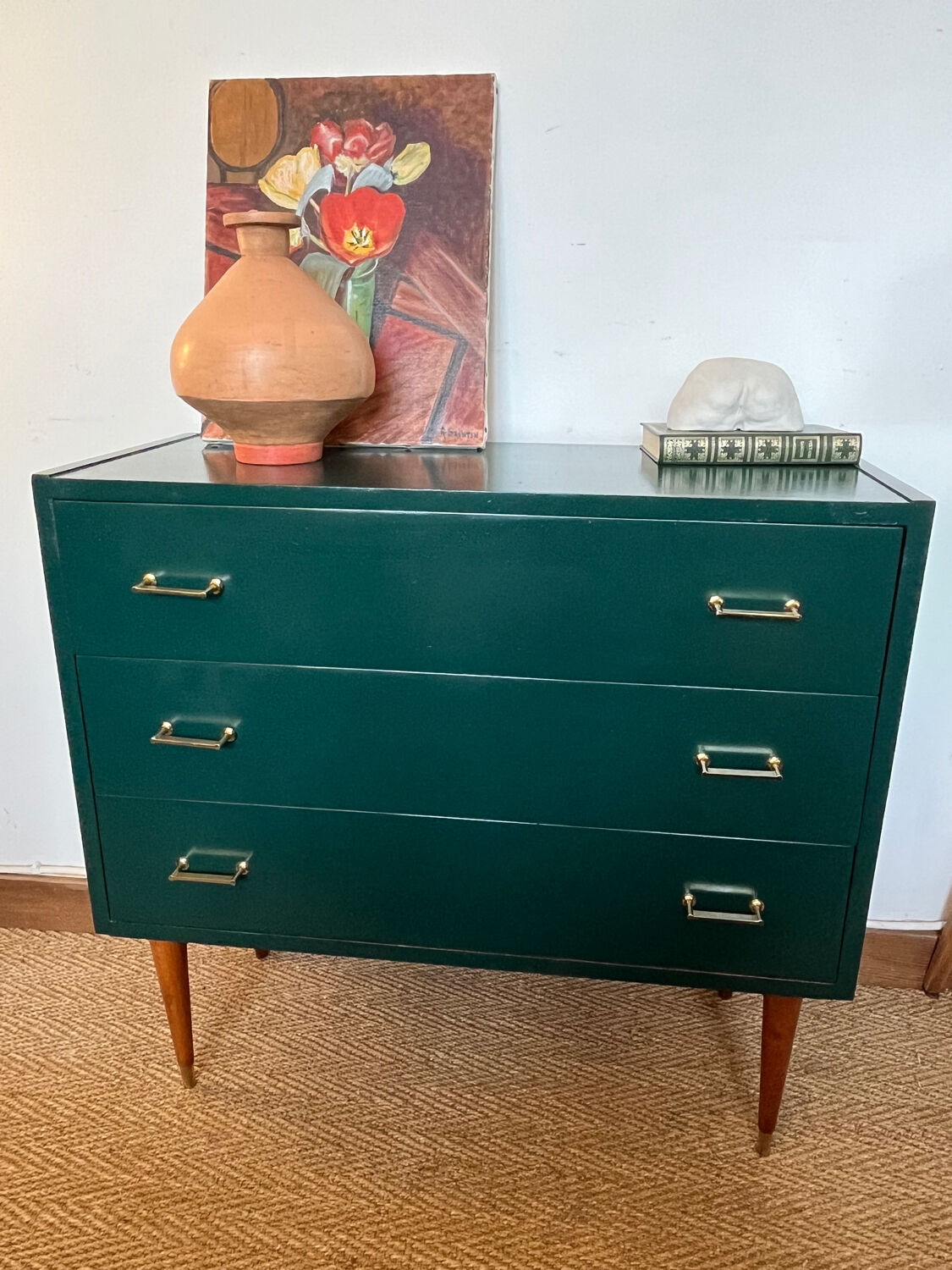 Commode vintage verte poignées dorées et pieds fuseaux