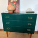 Commode vintage verte poignées dorées et pieds fuseaux