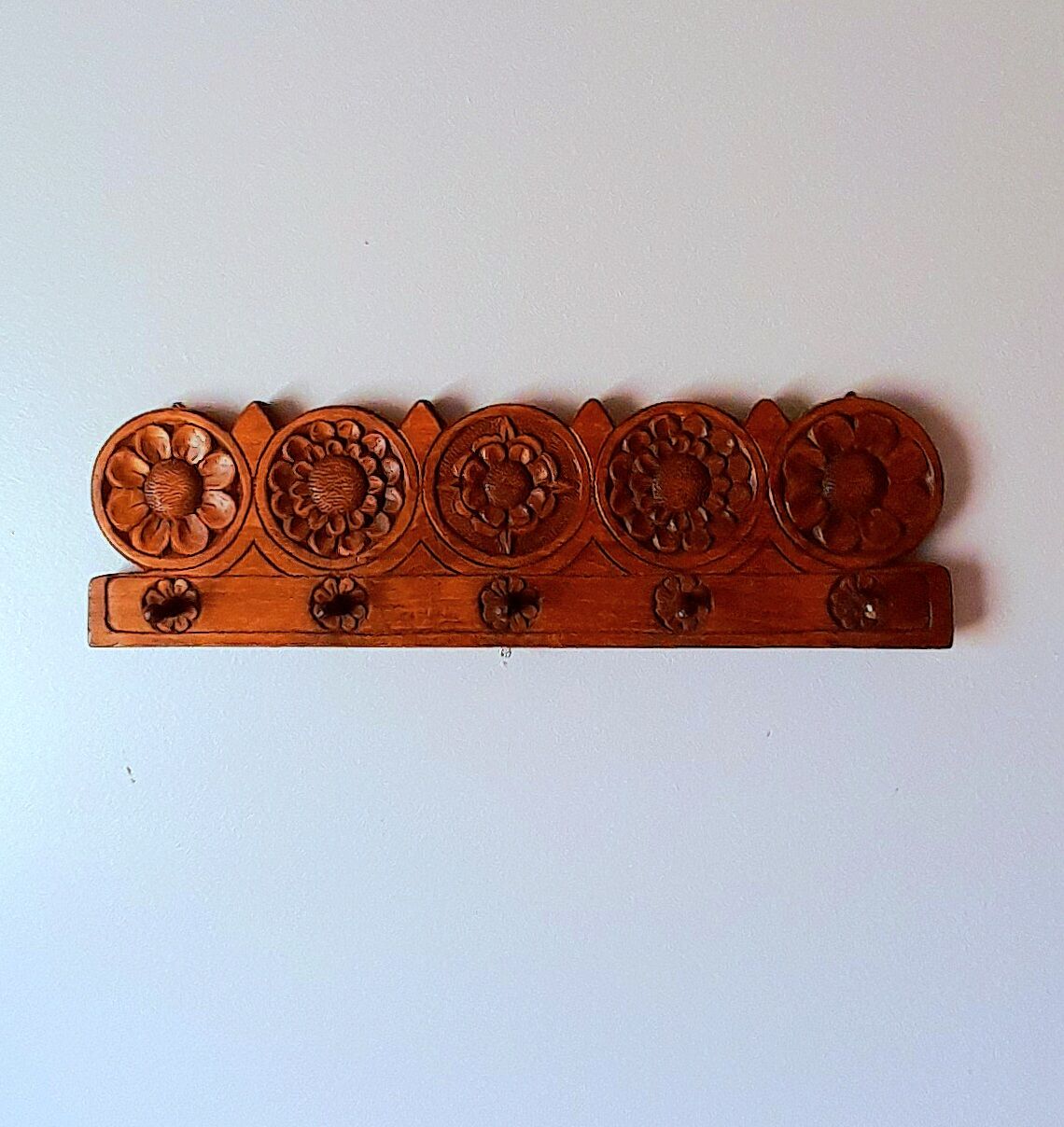Wall key ring in carved wood 70s