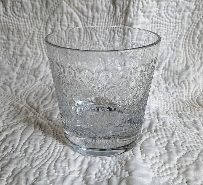 Baccarat crystal water glass engraved with arabesques, 20th century.