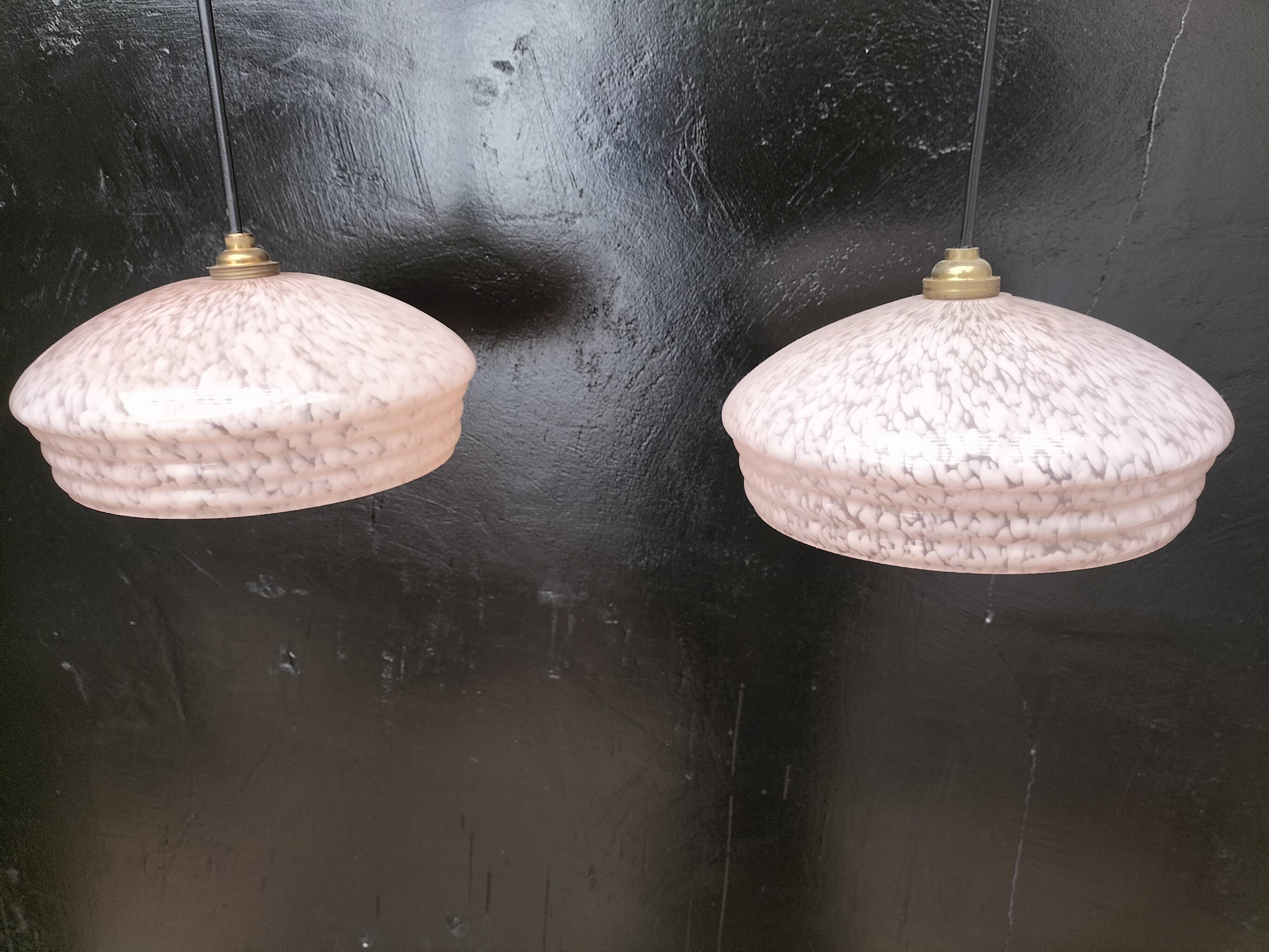 Paire de suspensions en opaline