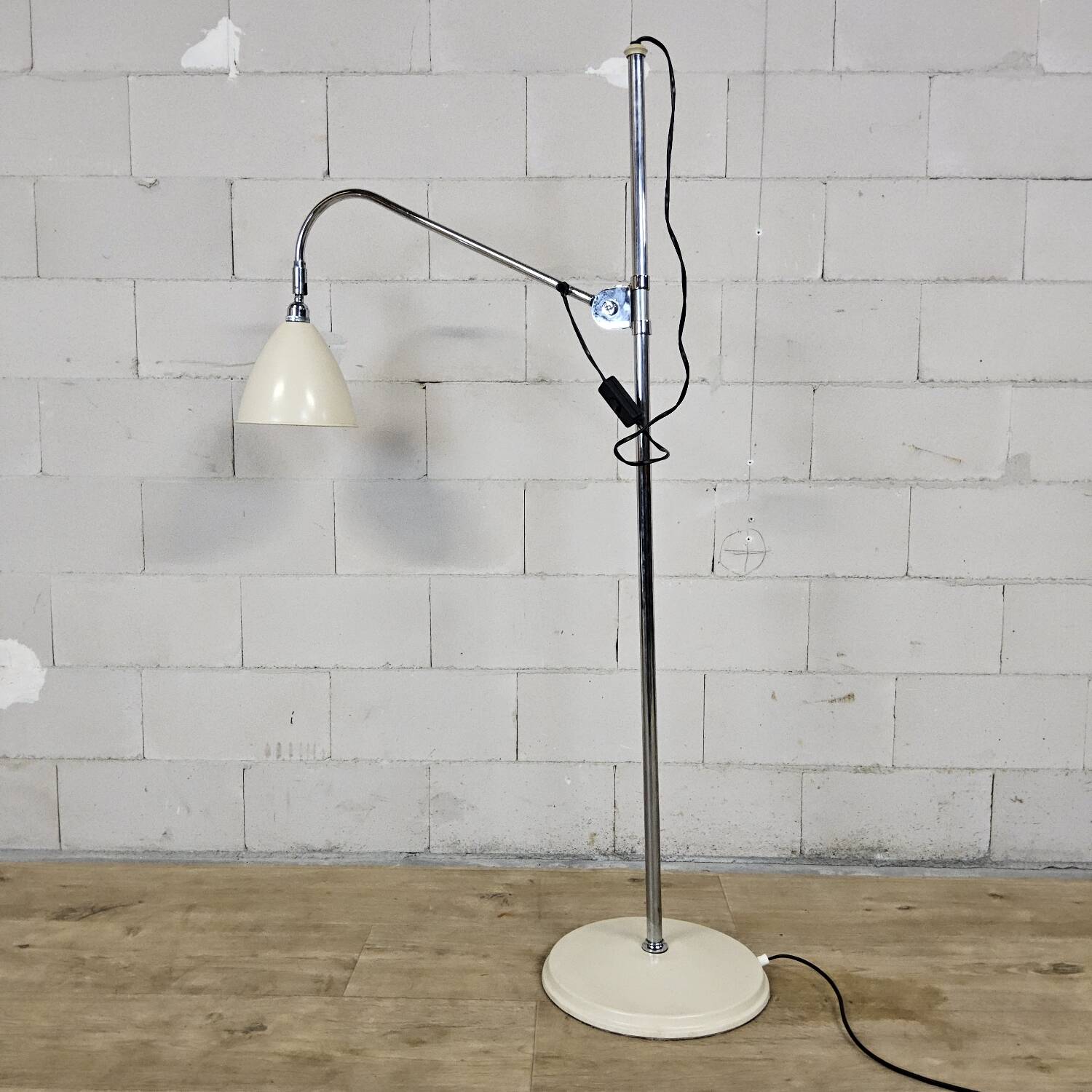 Vintage chrome / white Bauhaus floor lamp Gubi Bestlite BL3