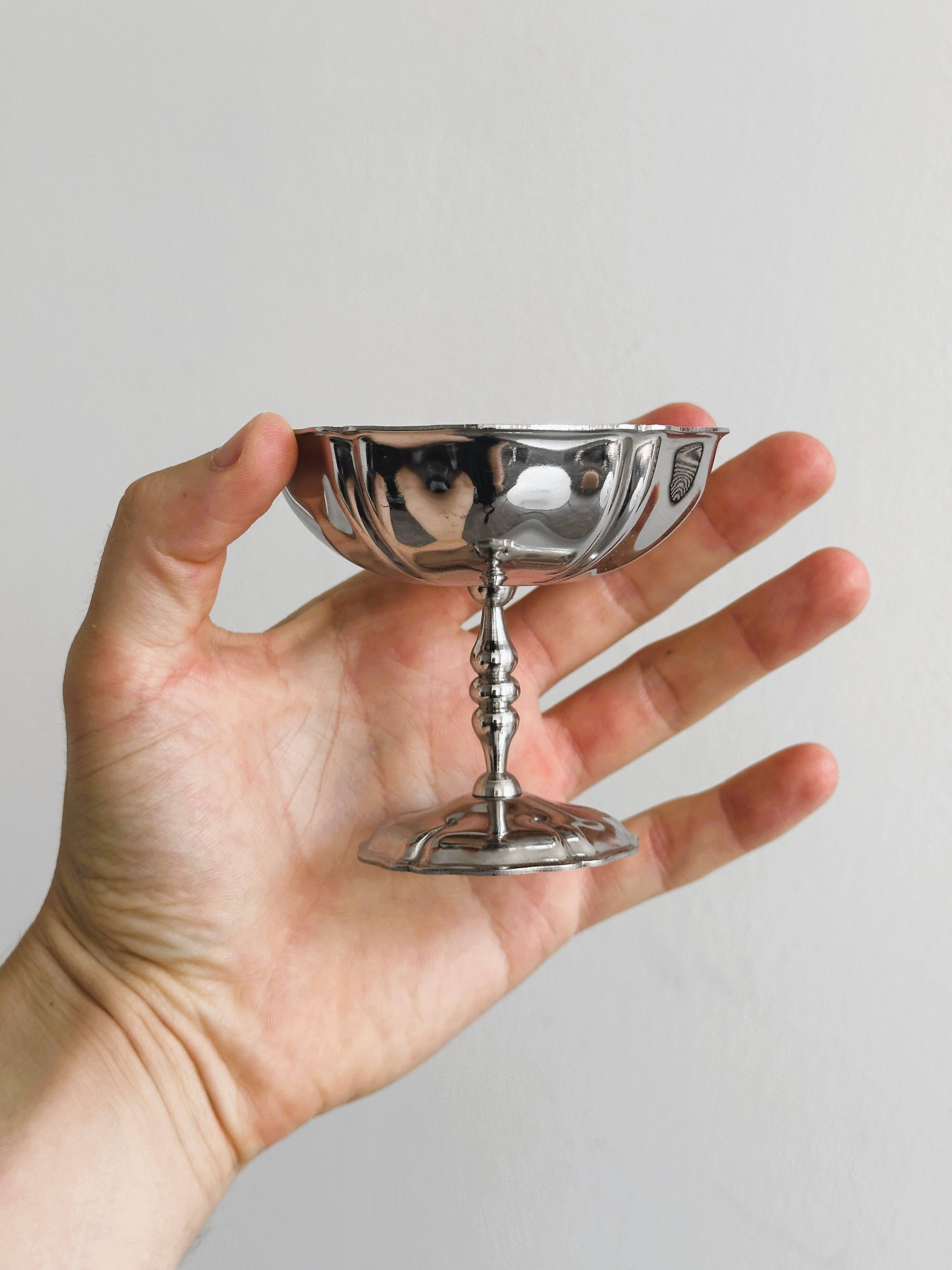 6 silver stainless steel bowls.