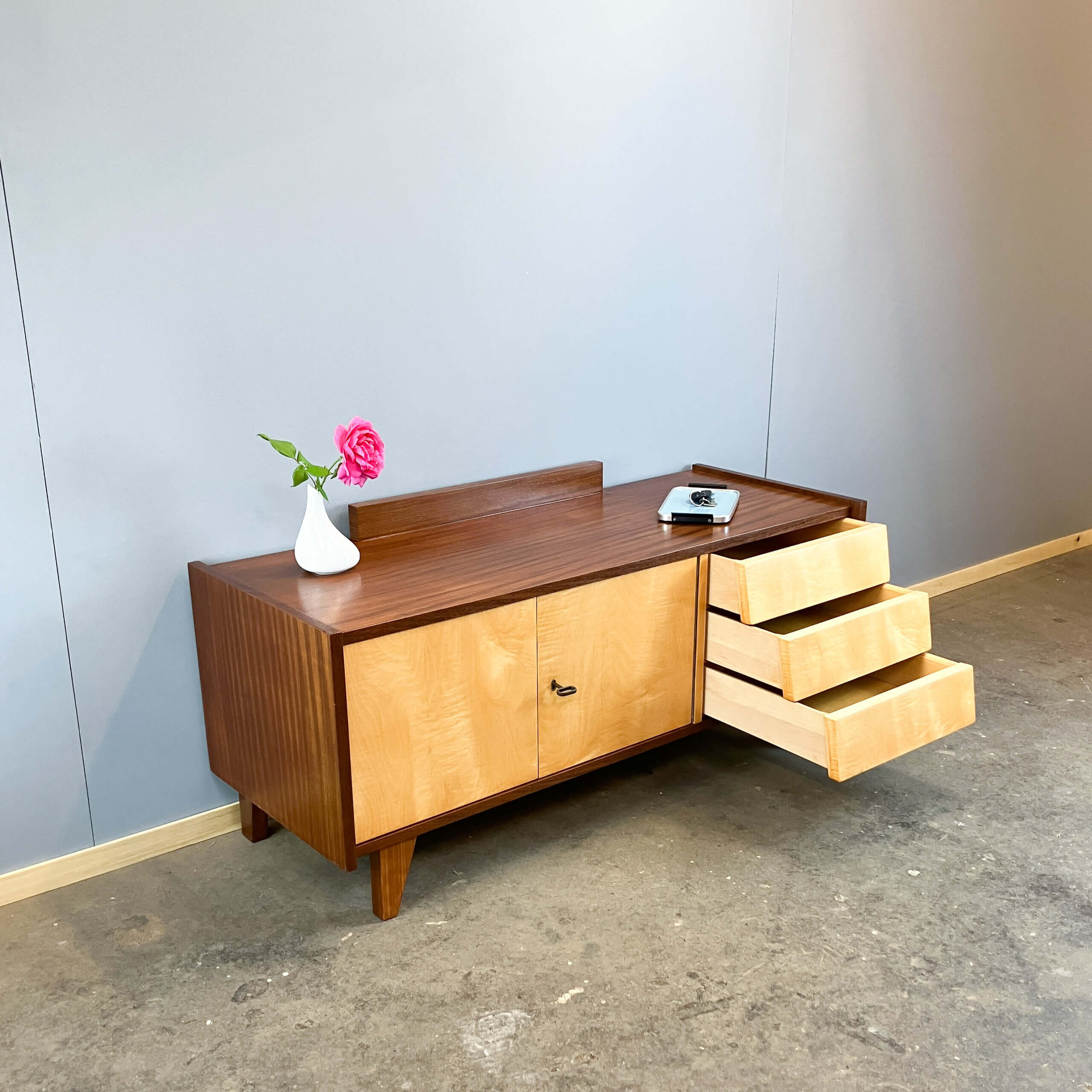 Lowboard, petit meuble de hall avec tiroirs, érable rayé, années 1960