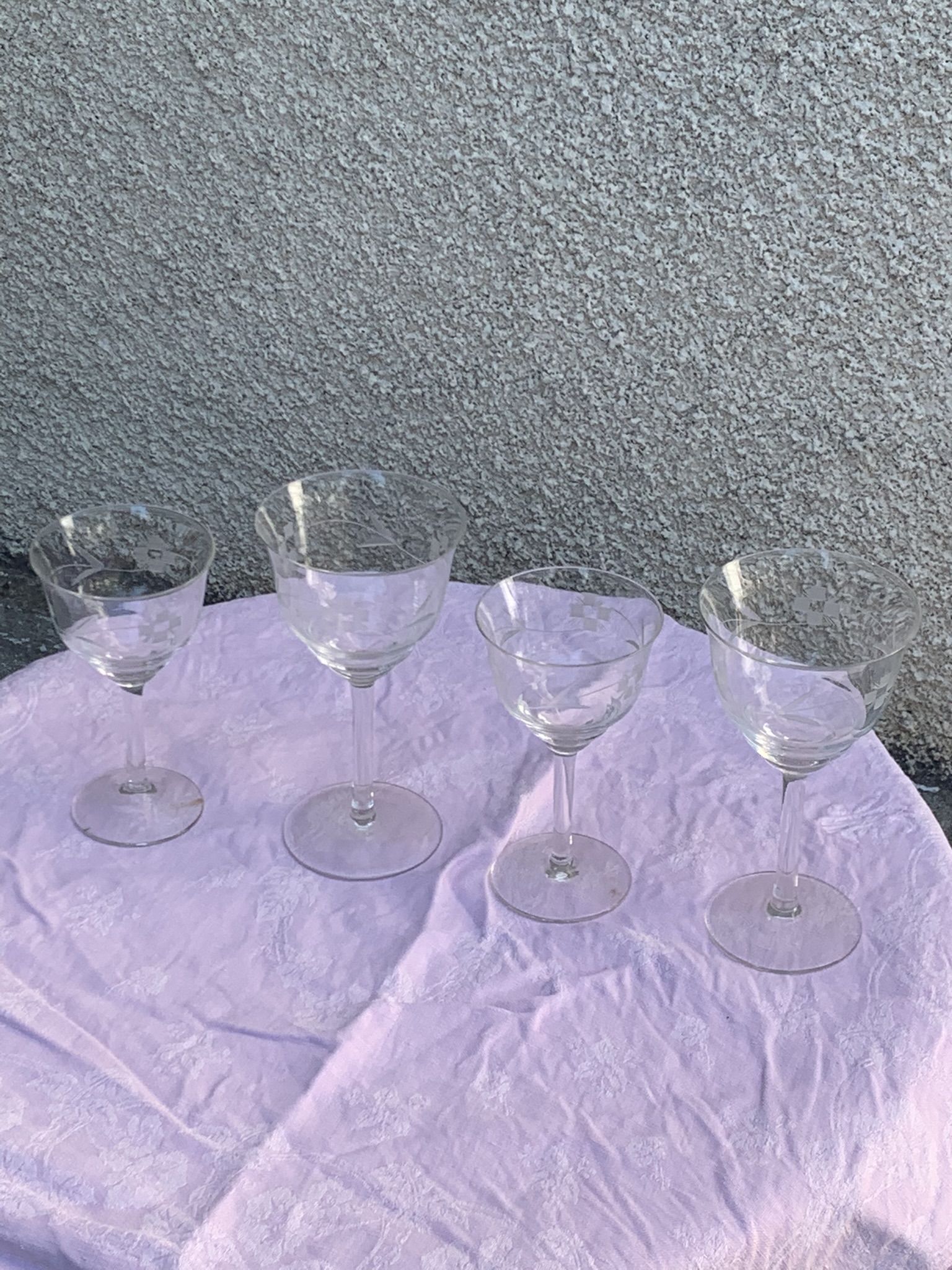 4 verres à vin art déco, motif floral ciselé, verre et cristal