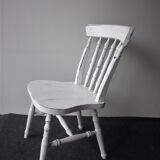 Chaise en bois blanc