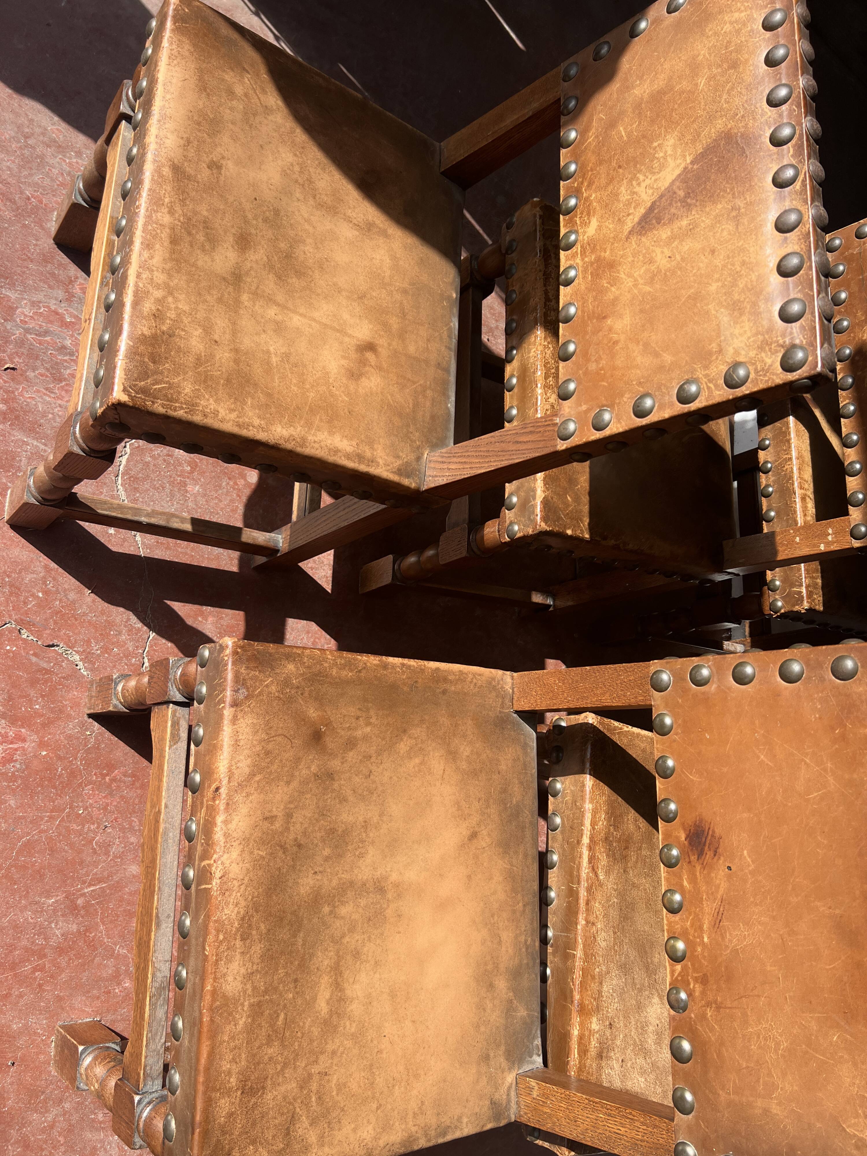 Suite de six chaises de style Renaissance en chene XX siècle