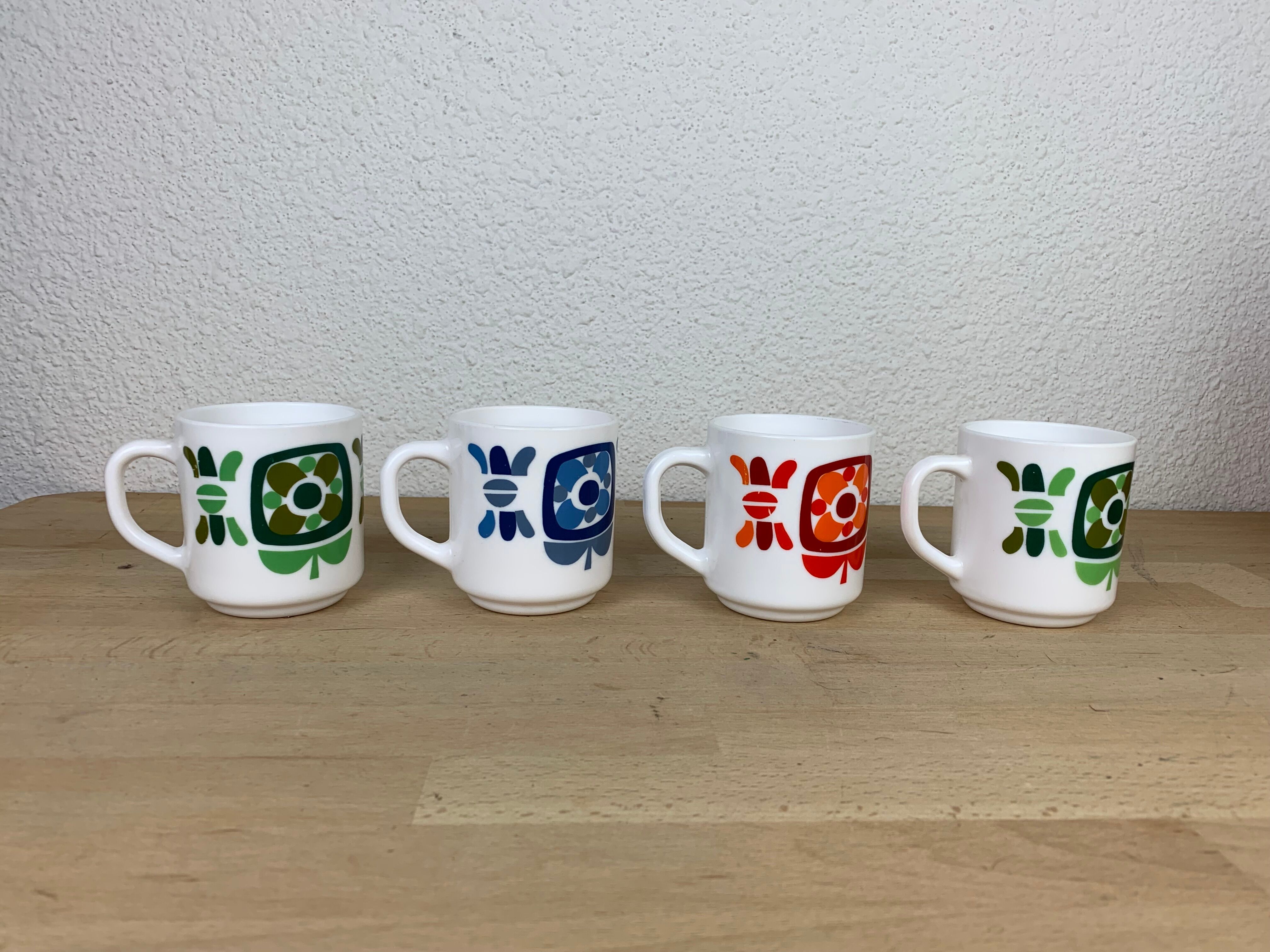 4 vintage Mobil mugs