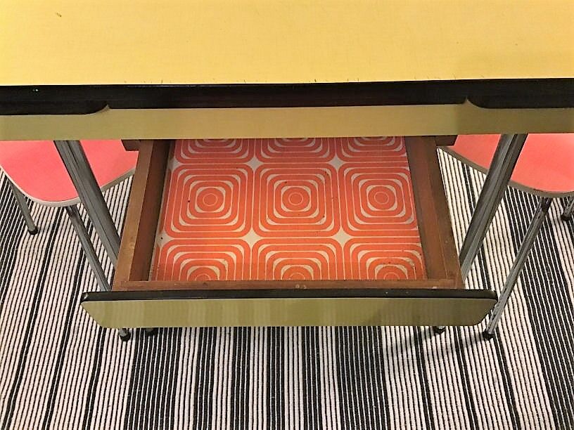 Table formica yellow and 2 red chairs