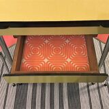 Table en formica jaune et 2 chaises rouges
