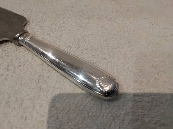 Pelle à tarte coupante en métal argenté orfèvre Christofle Vendome