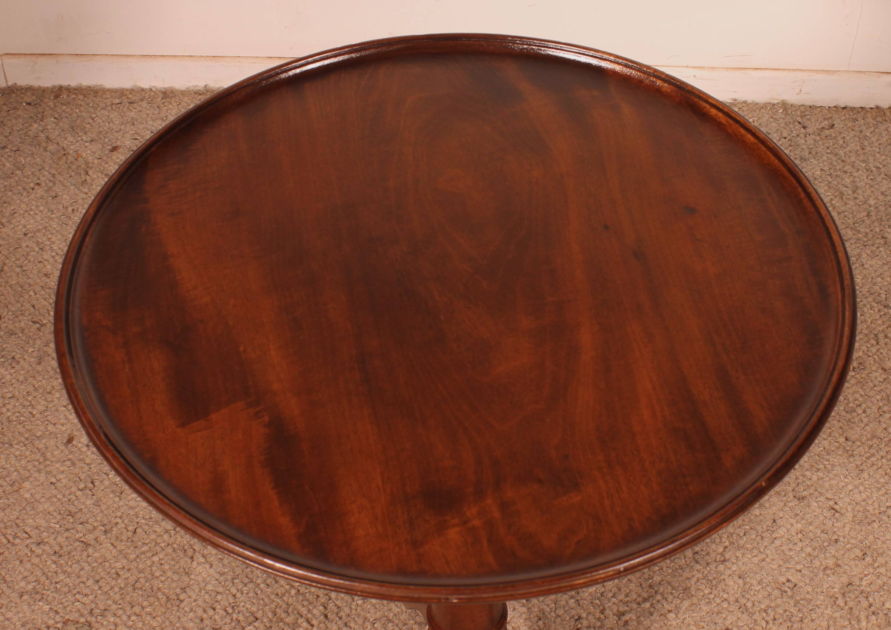 Small tripod table known as a tea table in mahogany - 18th century.