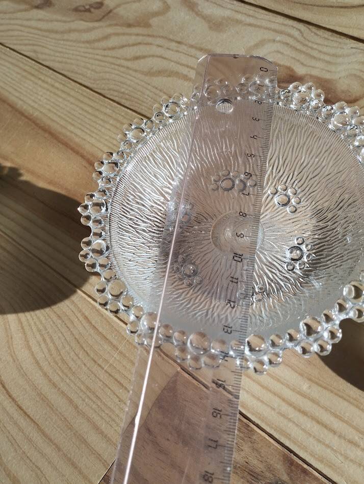 Bonbonnière sur pied en verre moulé – Décor texturé vintage
