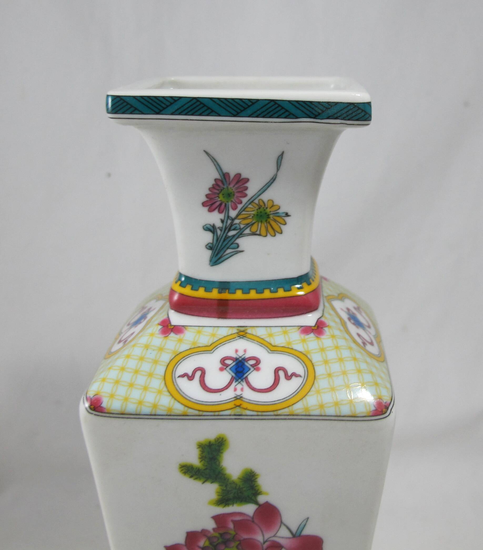 small famille rose vase in Chinese porcelain China
