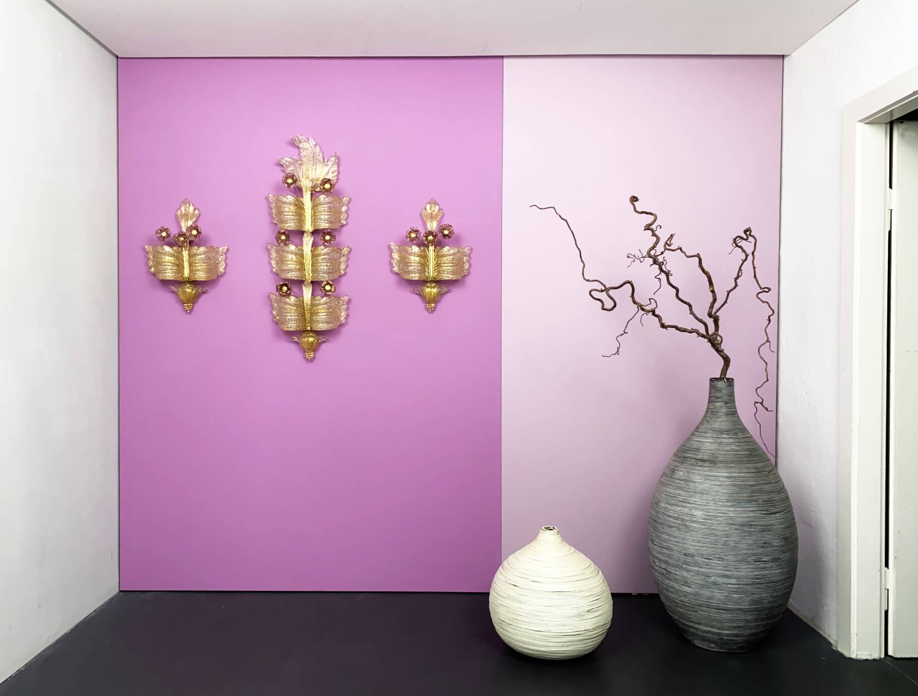 Trio / Ensemble de 3 appliques "Grand Hotel" par Barovier & Toso, Murano, Italie, années 1950. Verre vénitien avec de la poussière d'or et des fleurs en verre violet.