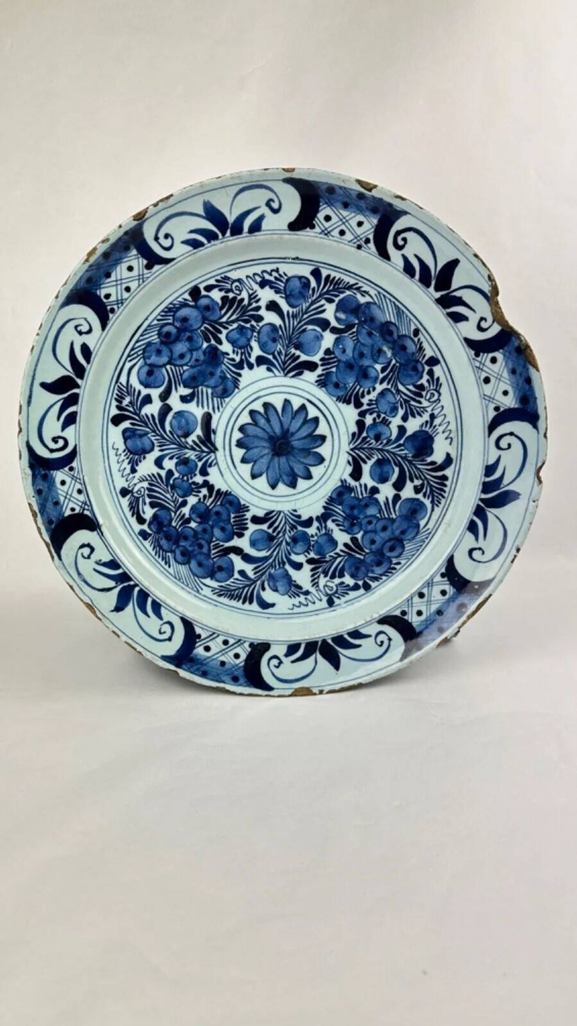 Delftware dish with blue flowers on a white background, 18th century, 35 cm